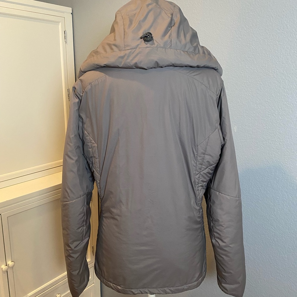 Patagonia Gray Jacket with Red Lining - Picture 6 of 12